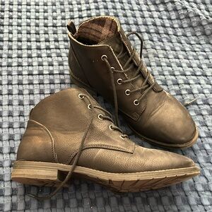 Black ankle lace up boots
Only worn a couple of timeses